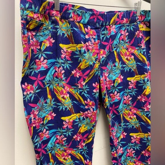 Penningtons Floral Capris - Blue, Pink, Yellow Size 3x - Picture 4 of 7